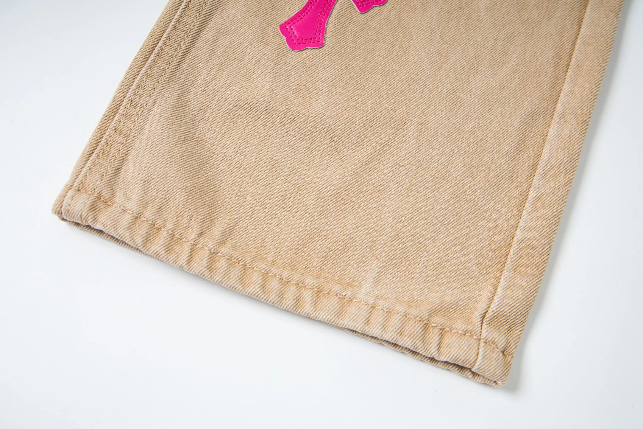 P240 Chrome Hearts 2025 New Miami Limited Couple Washed Jeans with Multiple Pink Cross Leather Labels is a hot item this season and is sought after by countless celebrities and fashionistas. The neat details of the cutting process add color to the playful fashion! The neat and meticulous design, and the well-fitting structure is unique. The upper body not only has outstanding recognition, but also looks younger and younger. A style with the ultimate wearing meaning and performance, gorgeous color matching, and the craftsmanship of this style is also extremely extraordinary. After the finished product is washed, it is disassembled and hand-made with sheepskin cross leather and then spliced ​​together to complete. The whole piece has too many craftsmanship to describe. It is decorated with patchwork cross flowers and high-waisted washed jeans! ! Absolutely high-end luxury product, a god-level single product, a super popular product, made with top heavy industry, a magic weapon that cannot be missed in the street. Style number: 1866# Size: 28 30 32 34 Color: khaki pink khaki black